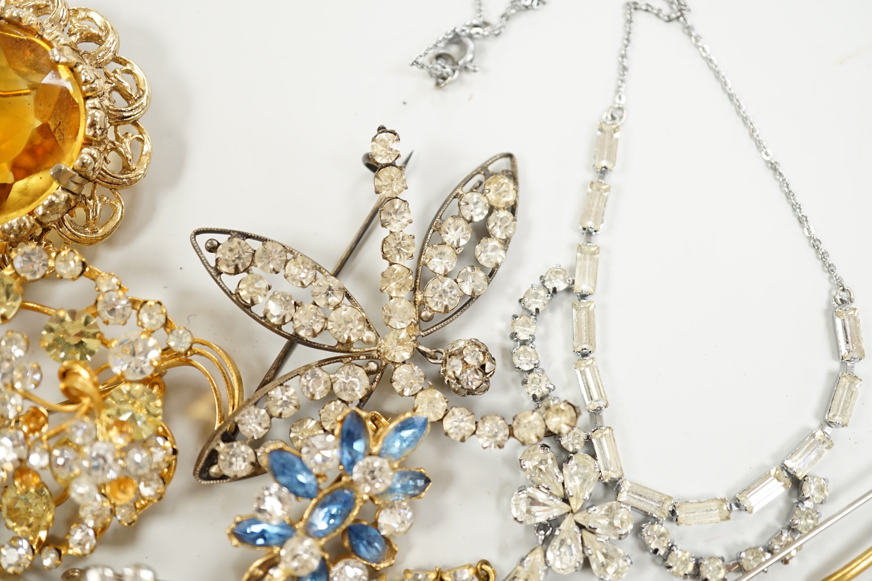 Nine assorted items of mainly white or coloured paste jewellery.